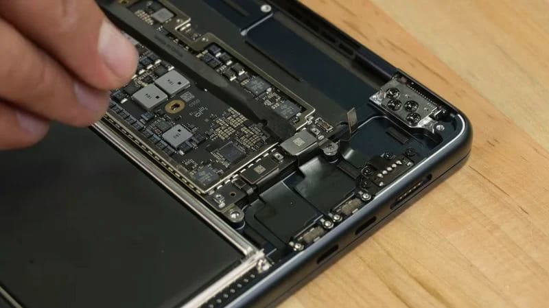 新增 2 个扬声器，iFixit 拆解苹果 15 英寸 MacBook Air 笔记本
