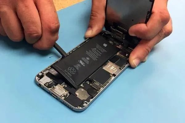 爷青回！iPhone 要换可拆卸电池了？