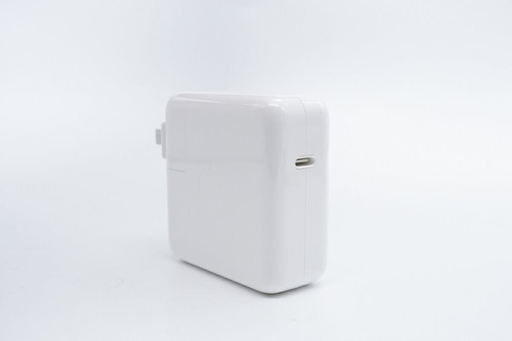 苹果70W氮化镓充电器支持USB-C PD充电，捷普成为充电器插脚供应商
