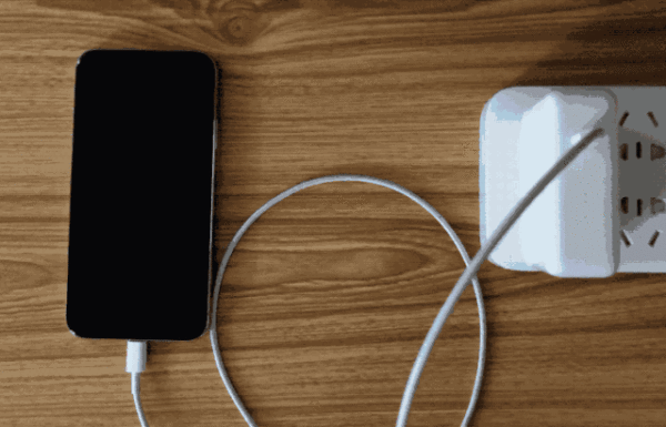 Mac 笔记本电源适配器可以为 iPhone 或 iPad 充电吗？