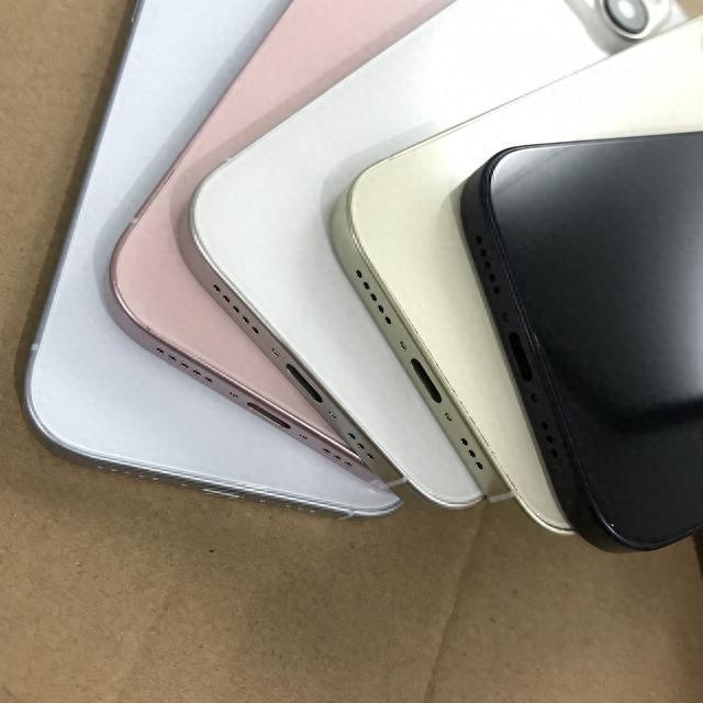 iPhone 15 模型机展示机身设计变动和颜色选择