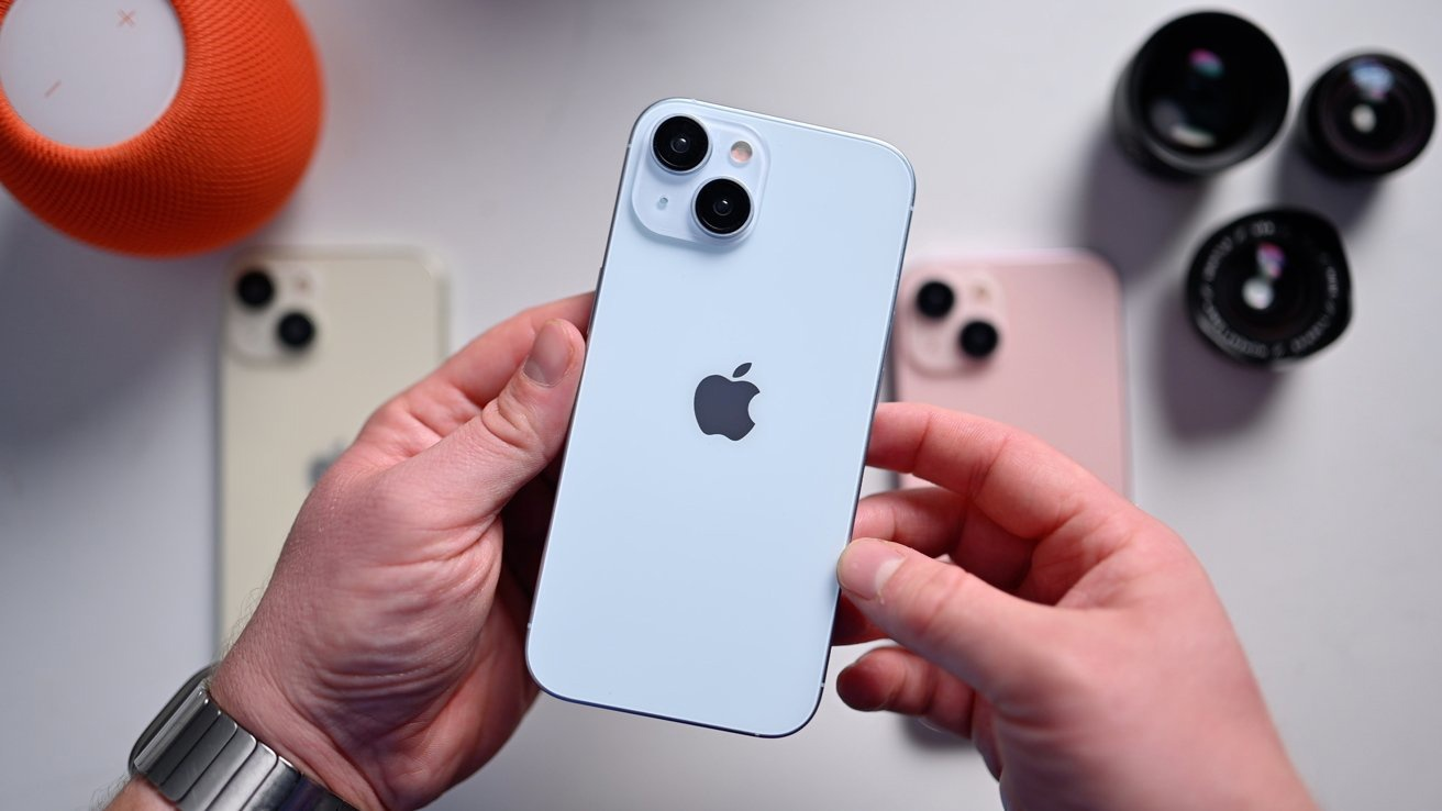 苹果 iPhone 15 系列机模上手视频展示：标准版配色更淡