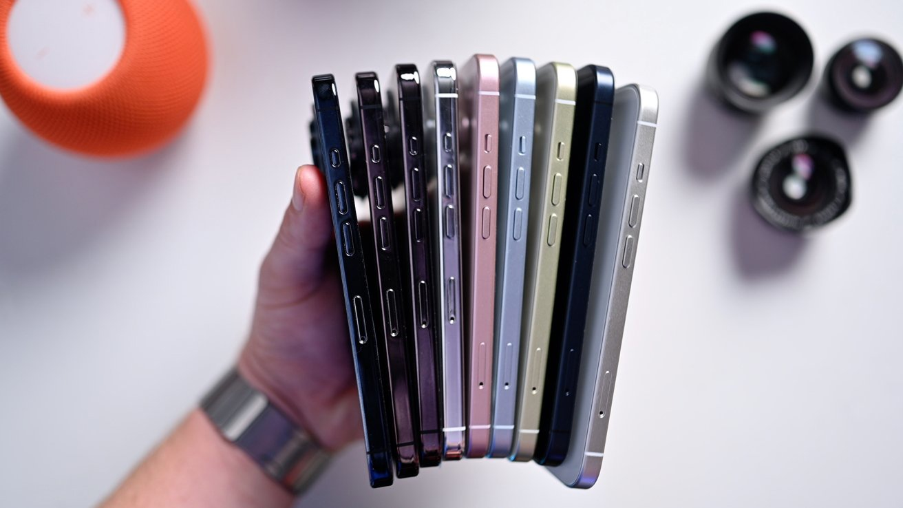 苹果 iPhone 15 系列机模上手视频展示：标准版配色更淡