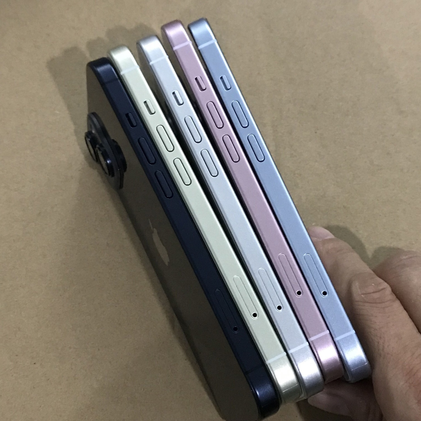 苹果 iPhone 15 / Pro 机模展示，预计将提供 5 种和 4 种配色