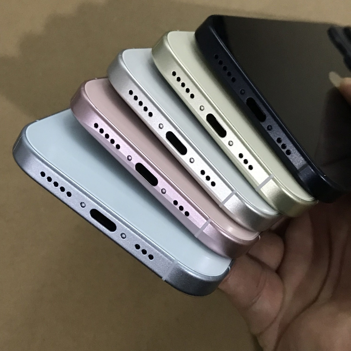 网友分享苹果 iPhone 15/Pro 系列机模照片，展示多款配色