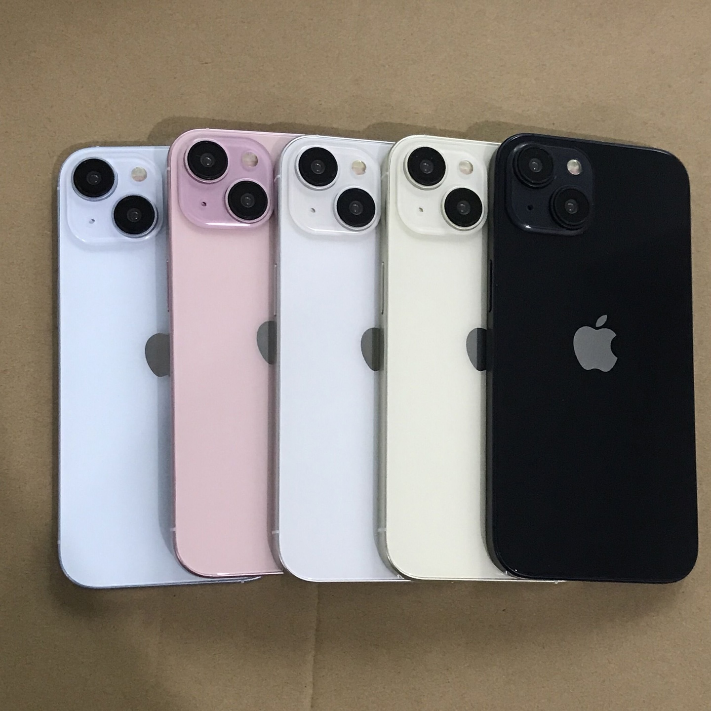 网友分享苹果 iPhone 15/Pro 系列机模照片，展示多款配色