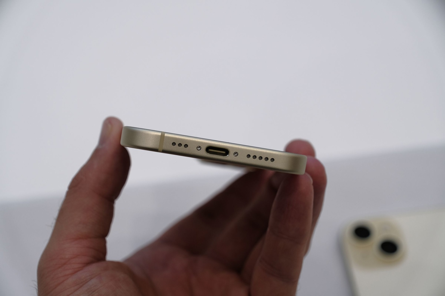 苹果 iPhone 15 / Plus 真机上手：采用 USB-C 接口，支持灵动岛
