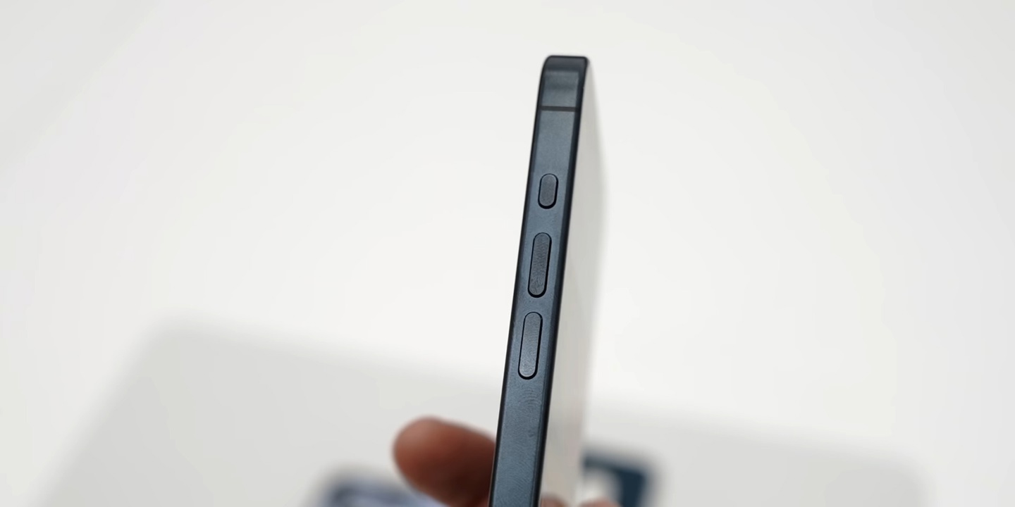 消息称苹果 iPhone 15 Pro 系列机型存在变色和吸指纹问题