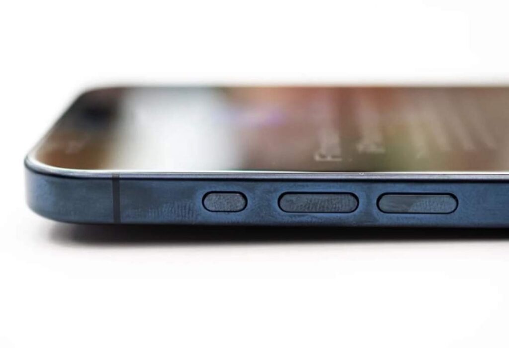 消息称苹果 iPhone 15 Pro 系列机型存在变色和吸指纹问题